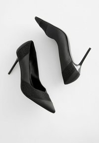 Next FOREVER COMFORT BLING PANEL COURT - Magas sarkú cipők - black