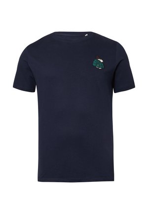 Navyblauw T-shirt met korte mouwen met een kleine geborduurde Snoopy die een groen geruit deken en een rode hoed draagt op de linkerborst.