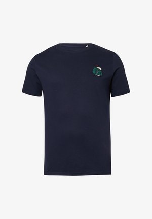 Granatowy t-shirt z krótkim rękawem z małą haftowaną postacią Snoopiego w zielonym szkockim kocu i czerwonym kapeluszu na lewej piersi.