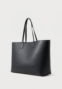 Czarna skórzana torba na ramię z długimi uchwytami, gładką teksturą i minimalistycznym designem. Brak widocznych logo lub ozdób. Przestronna i usztywniona.