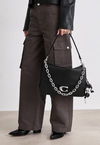 RUNWAY CHAIN TABBY SHOULDER BAG 35 - Kabelka - black