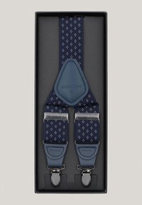 Granatowe szelki z tkaniny o teksturowanym wzorze, ze skórzanymi akcentami i metalowymi klipsami. Pakowane w dopasowane pudełko o luksusowym wykończeniu.