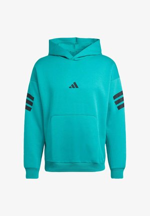 Teal hættebluse med frontlomme, kangaroo stil. Har sort tre-stribe design på ærmerne og et emblem på brystet. Materiale af bomuldsblanding.