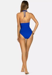 Królewsko-niebieski jednoczęściowy strój kąpielowy z halterem, wysoki krój w talii, gładka faktura, z wiązanym z tyłu zapięciem.