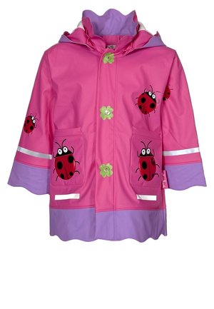 Impermeable para niños en rosa y morado con botones de flores verdes, franjas reflectantes en las mangas y el dobladillo, y gráficos de mariquitas rojas en los bolsillos y las mangas.