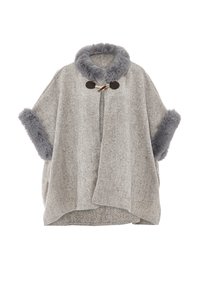 Poncho grigio a motivi a zig-zag con colletto e maniche rifiniti in pelliccia sintetica. Chiuso da bottoni marroni e da una fibbia dorata nella parte anteriore.