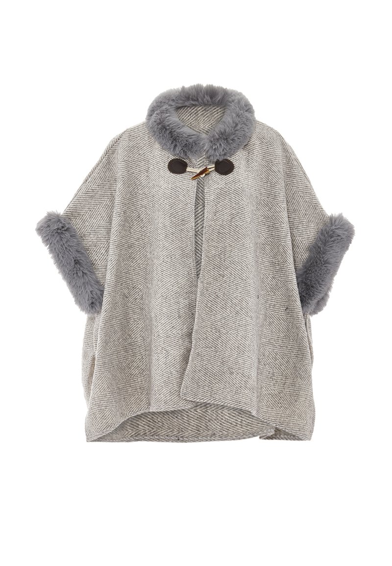 Poncho grigio a motivi a zig-zag con colletto e maniche rifiniti in pelliccia sintetica. Chiuso da bottoni marroni e da una fibbia dorata nella parte anteriore.