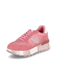 Sneaker sportivo rosa con materiali in rete e suede, dotato di un colletto imbottito, lacci e una suola bianca texturizzata con accenti metallici.