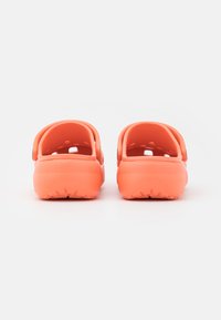 Crocs CLASSIC PLATFORM - Šľapky na opätku - papaya