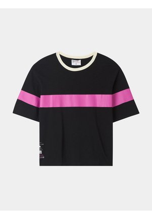 T-shirt nera a maniche corte con una striscia orizzontale rosa sul petto e un collo color crema. Presenta dettagli stampati in basso a sinistra.