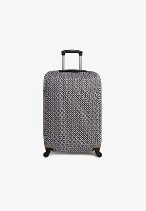 Twarda walizka o geometrycznym czarno-białym wzorze, z chowanym uchwytem, czterema kółkami i gładką teksturą ułatwiającą przemieszczanie.