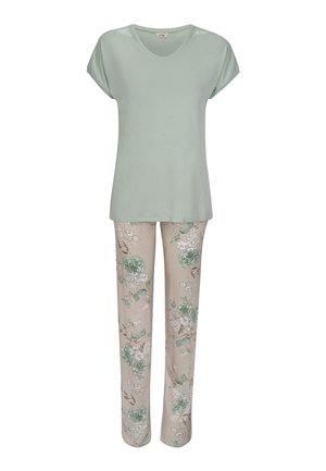Top verde chiaro a maniche corte abbinato a pantaloni beige con motivo floreale verde e bianco, mostrato frontalmente su sfondo bianco.