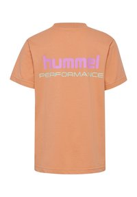 Kortærmet t-shirt i ferskenfarve med "hummel" i pink og "PERFORMANCE" i lys grøn på ryggen. Lavet af bomuldsstof, standard pasform.