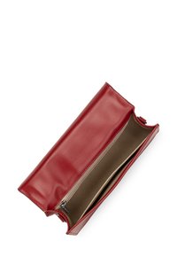 Rode leren clutch met een beige stoffen interieur, geopend om een ritsvak en kaartsleuven te tonen.