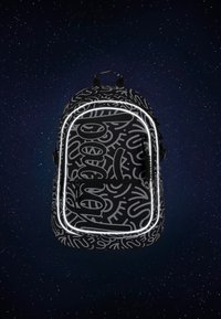 Zaino nero con un motivo astratto bianco, dettagli riflettenti attorno alla tasca frontale, con manico superiore e spallacci regolabili.