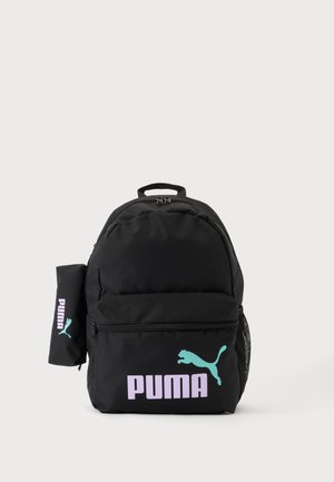 Sac à dos Puma noir avec poche avant zippée et petite pochette attachée, avec le logo Puma bleu clair et le nom de la marque couleur lavande.