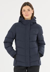 Marineblaue Pufferjacke mit hohem Kragen, Reißverschluss�äußenfächern und matter Oberfläche. Verfügt über eine abnehmbare Kapuze und ein gestepptes Design für Isolierung.