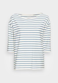 Weißes T-Shirt mit kurzen Ärmeln und blauen horizontalen Streifen. Weicher Stoff, lockere Passform und weiter Ausschnitt. Einfaches, lässiges Design mit nahtlosen Kanten.
