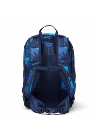 Navyblaue Rucksack mit Camouflage-Muster. Verfügt über gepolsterte Träger, ein Netzrückenteil und verstellbare Schnallen für Komfort und Unterstützung.