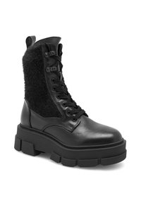 Bot de luptă negru cu șireturi, având un jos din piele și un panou din material texturat negru, talpă groasă și accesorii de sârmă foarte rezistente.