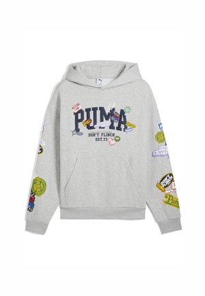 Sweat à capuche gris arborant un grand logo "PUMA" et divers patches colorés, avec le texte "NE FLINCHEZ PAS" et "EST. 73" affiché en évidence.