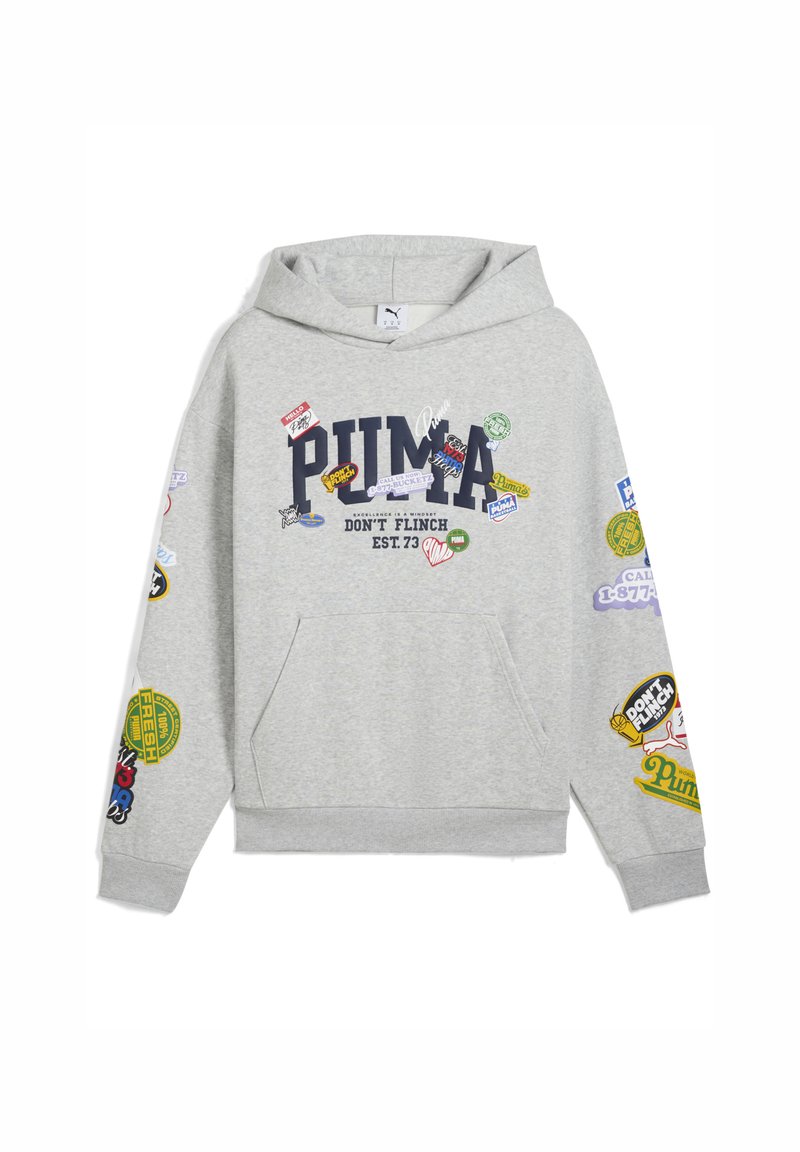 Grijze hoodie met een groot "PUMA" logo en verschillende kleurrijke patches, met de tekst "DON'T FLINCH" en "EST. 73" prominent weergegeven.