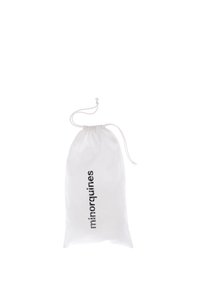 Pochette en tissu blanche avec cordon de serrage, imprimée verticalement du mot "minorquines" en noir sur le devant, partiellement resserrée en haut.