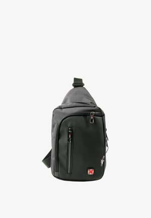 Zwarte rugzak met draagriem, voorzien van meerdere met ritssluitingen afgesloten vakken en een rood kruislogo op de voorzak, tegen een witte achtergrond.