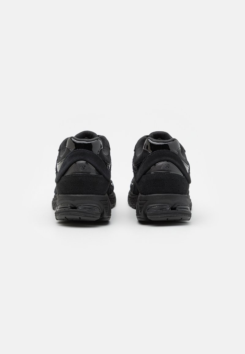 New Balance M2002 UNISEX - Sneaker low - black/schwarz - Zalando.de
