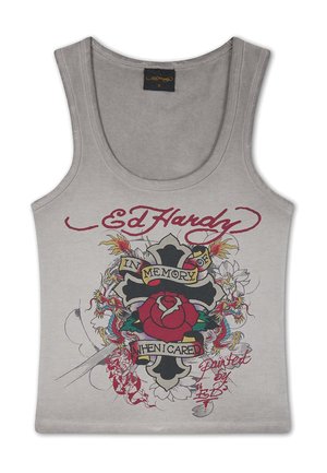 Grå ærmeløs tanktop med rød "Ed Hardy" tekst og farverigt tatoveringsdesign med et kors, en rose og et "In Memory When I Cared" banner.