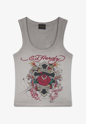Grå ærmeløs tanktop med rød "Ed Hardy" tekst og farverigt tatoveringsdesign med et kors, en rose og et "In Memory When I Cared" banner.