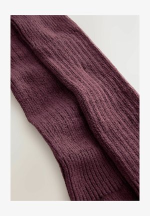 Soe pindadega kudumisteri looduslikus sügavas lilas, millel on ribakujuline tekstuur, vertikaalsed sooned lisavad pehmust ja soojust.