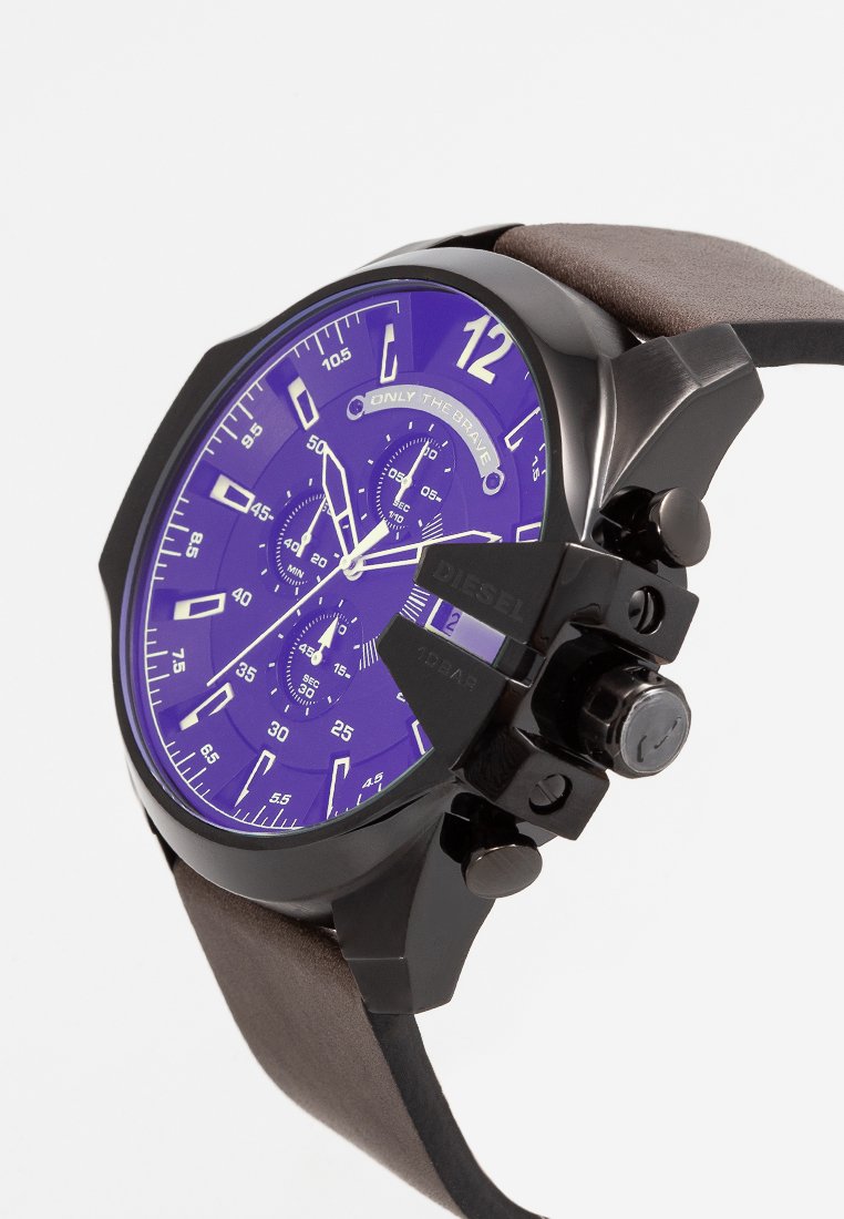 Reloj de pulsera cronógrafo con esfera azul, marcadores blancos, caja de metal negra y correa de cuero marrón, que muestra múltiples subesferas y botones en el lateral.