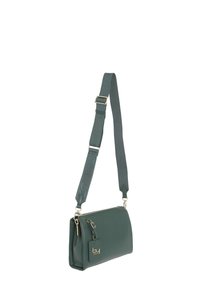 Borsa a mano in pelle verde di forma rettangolare, chiusura con zip, tracolla in tessuto regolabile e dettagli in metallo dorato.
