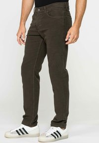 Chinos verde oliva scuro realizzati in morbido cotone con taglio dritto, caratterizzati da un classico design a cinque tasche e chiusura con bottone metallico.