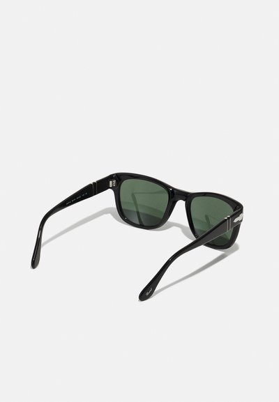 Óculos de sol pretos com lentes verdes, forma retangular, armação de plástico brilhante, detalhes em metal nas hastes e braços curvados para conforto.