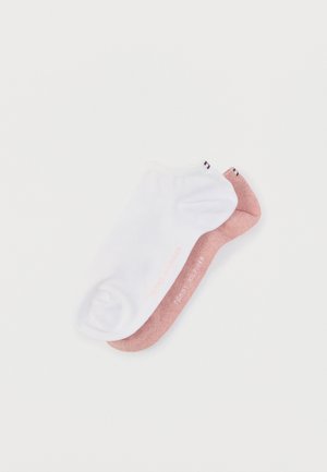 Deux paires de chaussettes basses, une blanche et une rose clair, avec une texture douce. Chaque chaussette présente un logo minimaliste sur le côté.