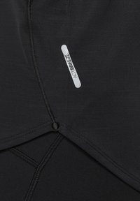 Mustad mustrikleid, millel on sile, veniv kangas, lamedad õmblused ja kumer disain. Küljel on nähtav "ACTIBREEZE" silt.