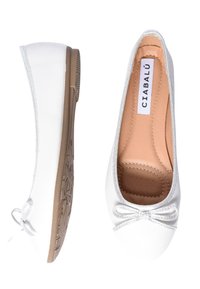 Ballerine sintetiche bianche con un elegante fiocco argentato, suola beige strutturata e interno liscio con imbottitura perforata.