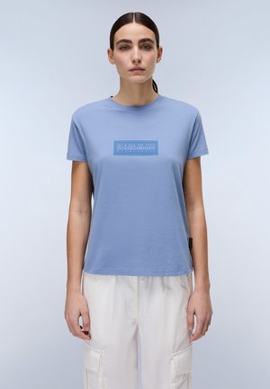 Blauwe katoenen T-shirt met korte mouwen, voorzien van een rechthoekig logo in een lichtere tint. Het heeft een ontspannen pasvorm en een ronde halslijn.