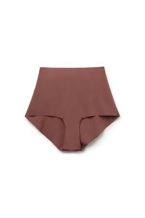 Ropa interior femenina marrón sin costuras de cintura alta con cobertura completa y tela suave, colocada plana sobre un fondo blanco.