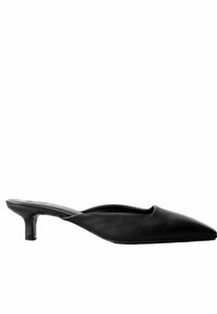 SIGNATURE FOREVER COMFORT CHISEL TOE KITTEN - REGULAR FIT - Tagant lahtised kingad - black