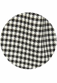 Czarno-biała tkanina w wzór pepitki, charakteryzująca się teksturowanym splotem i powtarzającym się geometrycznym wzorem o ostrych krawędziach i wyrazistym kontraście.