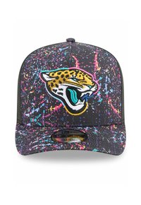 Die schwarze Kappe hat ein buntes Spritzdesign mit akzenten in Türkis, Pink und Gelb. Sie zeigt ein gesticktes Jaguar-Kopf-Logo auf der Vorderseite.