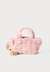 Roze pluchen handtas met een gekleed ontwerp, voorzien van twee korte handvaten en een afneembare beige schouderband. Gouden accenten.