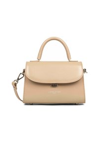 Sac à main en cuir beige avec un design structuré, une poignée supérieure et une bandoulière détachable. Comprend une fermeture à rabat et un détail de marque métallique.
