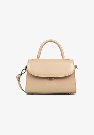 Sac à main en cuir beige avec un design structuré, une poignée supérieure et une bandoulière détachable. Comprend une fermeture à rabat et un détail de marque métallique.