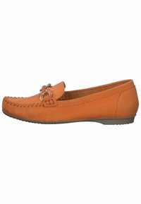 Oranje leren mocassinschoenen met gestikte details en een metalen accent aan de voorkant. Ronde neus en vlakke rubberen zool.