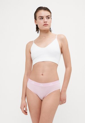 Weißes nahtloses Bralette mit Spaghettiträgern, kombiniert mit hellrosa Hipster-Unterwäsche mit Logo-Band, glattem Stoff und tailliertem Design.