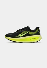 Scarpe da corsa Nike con tomaia in mesh nero, accenti giallo neon, design elegante, suola ammortizzata e grip testurizzato per la trazione.